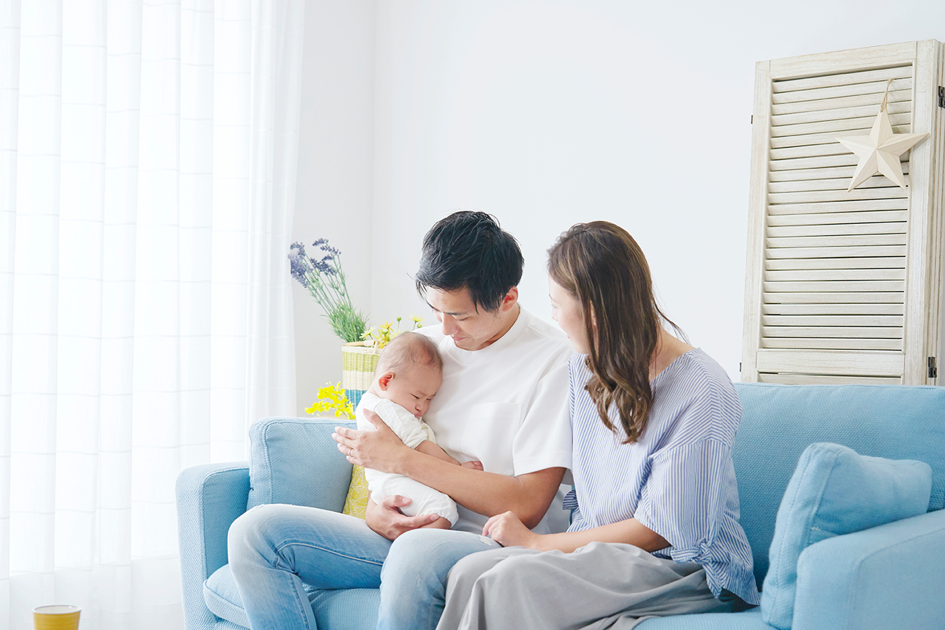 産後パパ育休とは?「育児休業制度」や「パパ・ママ育休プラス」との違いや取得できる給付金について解説