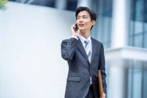社用携帯でスマホを2台持ちさせるメリットとデメリット。導入時の注意点とは？