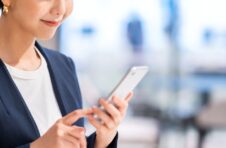 社用携帯を用意する必要はない？ 従業員の意見と個人用携帯を業務に使用するリスク