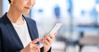 社用携帯を用意する必要はない？ 従業員の意見と個人用携帯を業務に使用するリスク